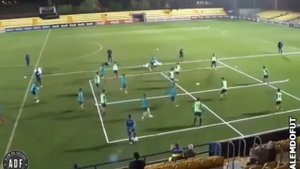 Держание мяча , квадрат . Футбол , тренировка , игра .