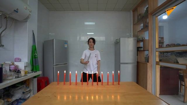驚愕の腕前　ヌンチャクでロウソクの火を消す女性　中国