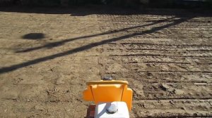 Правильное выравнивание участка подразумевает уплотнение грунта виброплитой.