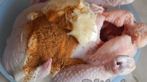 Курица, запеченная на бутылке в духовке