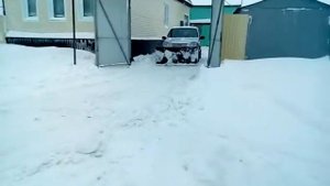 Нива Шевроле чистит снег