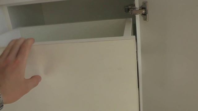 Кухня с островом, модерн. Видео №1 фасады мдф белый мат (шелк). Столешница кварц. смотреть онлайн