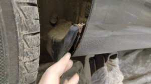 Kia Cerato, песок и грязь в пороге.