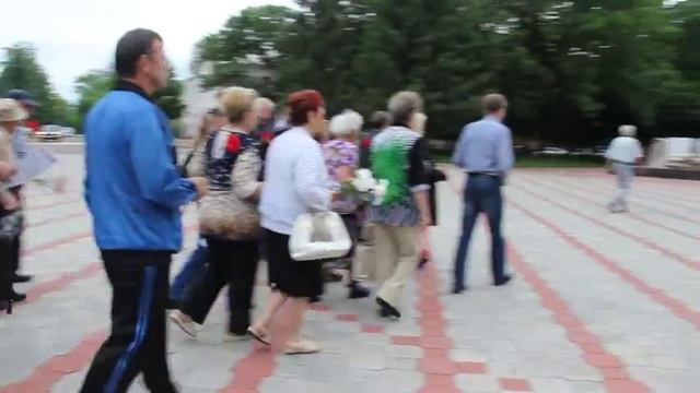 Биробиджанские коммунисты возлагают цветы к Вечному Огню смотреть онлайн