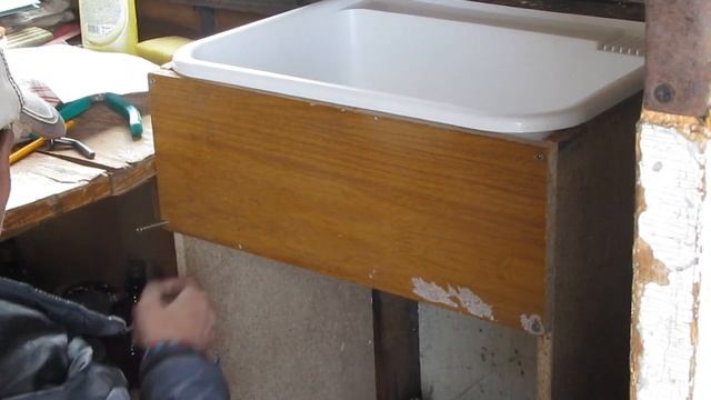 Бюджетная раковина на дачу/Тумба под раковину из хлама на скорую руку.