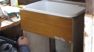 Бюджетная раковина на дачу/Тумба под раковину из хлама на скорую руку.