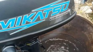 Работа лодочного мотора mikatsu 5 л.с. (обкатка в бочке первые 15 минут).