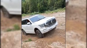 Танк500 белый идет по бездорожью, поднимаясь вверх по склону горы под углом 45 градусов.