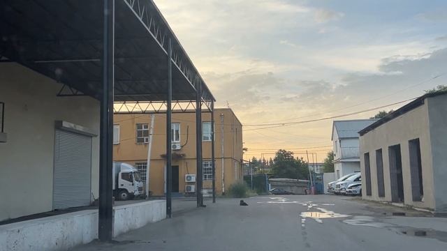 Тбилиси. Улица Матросова. Тюрьма рядом с домами местных жителей, заброшенные дворы предприятий. смотреть онлайн