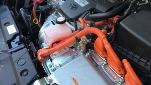 Toyota RAV4 Hybrid стук на холодну