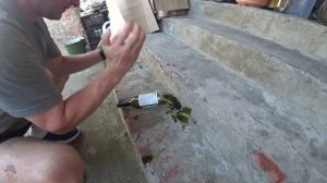 Как разбить бутылку руками?