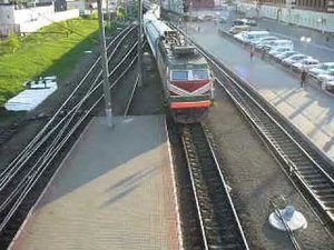 Электровоз ЧС4Т с пассажирским поездом пребывает на станцию Орша-Центральная. Май 2009 года.