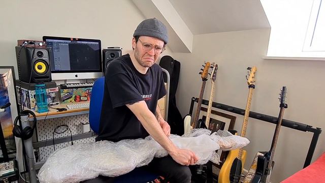 Squier Standard Series Jazz Bass | Bedroom Bass Unboxing смотреть онлайн