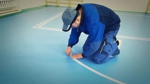 Укладка спортивного линолеума Gerflor Recreation и нанесение разметки \ краткое видео