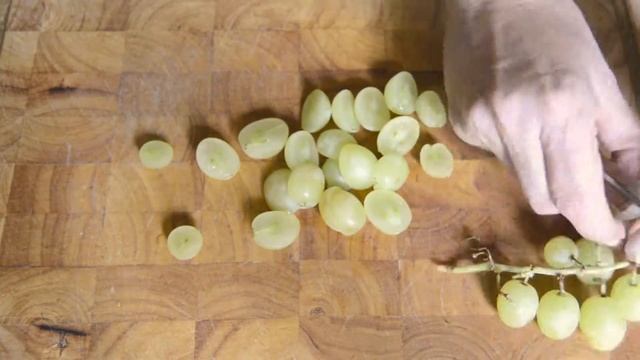 Вкусные роллы с копчеными колбасками и виноградом за 5 минут! смотреть онлайн