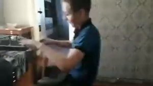 ПАЦАН КАЧАЛСЯ НА СТУЛЕ И УПАЛ РЖАКА