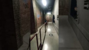 дорога к посадке на американский горки в темноте в Острове мечты