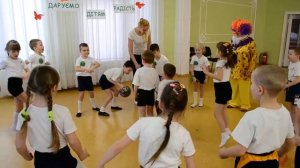 Спортивный праздник Веселая игра с мячиком Старшая группа