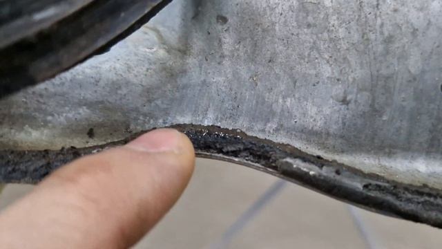 Щиток дверной карты снят и видна причина течи смотреть онлайн