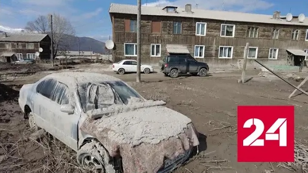 Жители Камчатки расчищают дома и дворы от вулканического пепла - Россия 24 