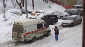 "Скорая помощь" застряла в вятском дворе
