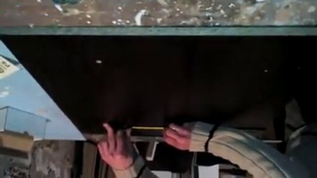 шаг 8 крепление направляющих к тумбочке