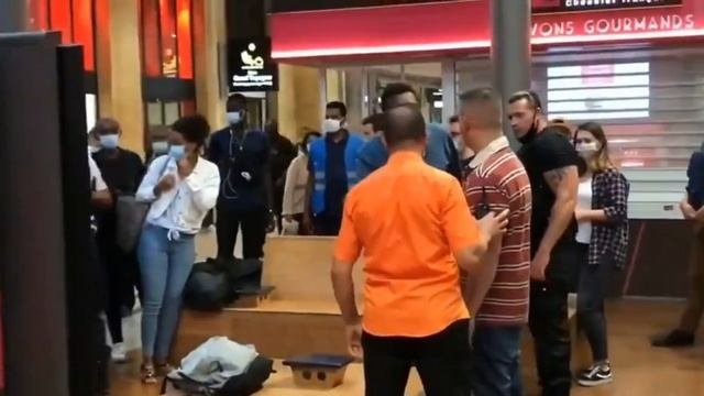 МИГРАНТЫ НАПАЛИ НА ПОЛЯКА В ПАРИЖЕ!!