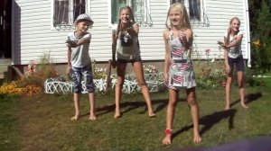 дети танцуют на даче