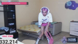 ДАША КОРЕЙКА СЛУШАЕТ СВОЮ ПЕСНЮ ПРО ПОБРЕЙ ОЧКО// ДАША СОШЛА С УМА