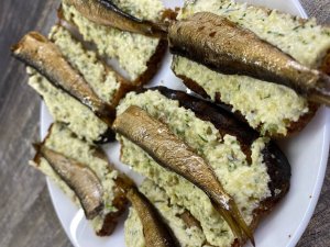 МИРОВАЯ ЗАКУСКА Бутерброды со шпротами по-новому
