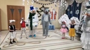 25.12.2020. Новый год в ср гр. Игра "СНЕГ РУКАМИ НАГРЕБАЕМ" (волк, снежная баба, снеговик).
