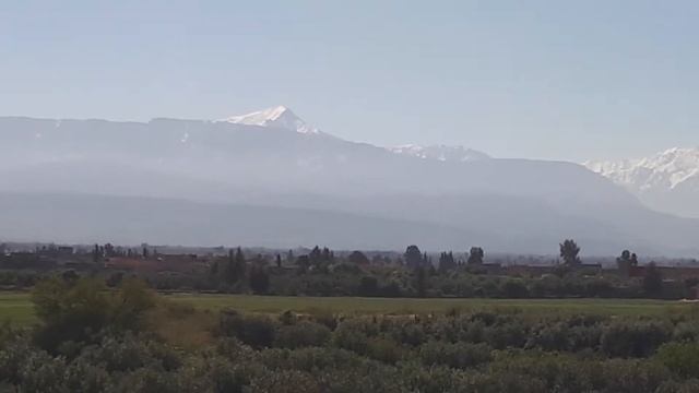 Marrakech /Route d'Ourika vue sur le haut Atlas. смотреть онлайн