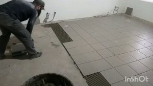 Укладка плитки с помощью клей-бокса.