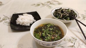 Суп по-корейски Сиряги тямури (из морской капусты) и салат из морской капусты. Вкусный обед!