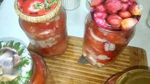 Маринованные томаты дольками с луком.