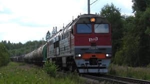 2ТЭ116УД-054 с грузовым поездом и приветливой бригадой