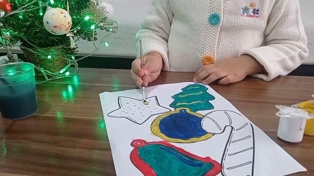 НОВОГОДНЯЯ РАСКРАСКА. Selma и мама раскрашивают новогодние рисунки. #новыйгод #елка #детскоетворчес