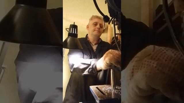 Сверление отверстия в нержавейке 8.5 мм на глубину 20 мм, нарезка резьбы М10, часть 1.