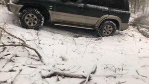 Nissan patrol y61 2,8 tdi борется с подъемом на грязевой резине