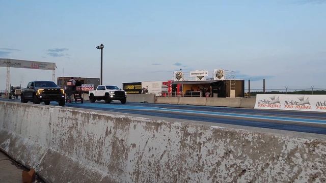 Ford f-150 raptor R vs Dodge trx смотреть онлайн