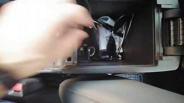 Демонтируем прикуриватель в подлокотнике Мазда 3 смотреть онлайн