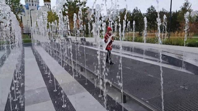 В парке Некрасовка заработал овальный фонтан. 29.09.2022г. смотреть онлайн