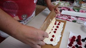 Меренговый рулет с лепестками миндаля  С кремом из маскарпоне, украшенный малиной