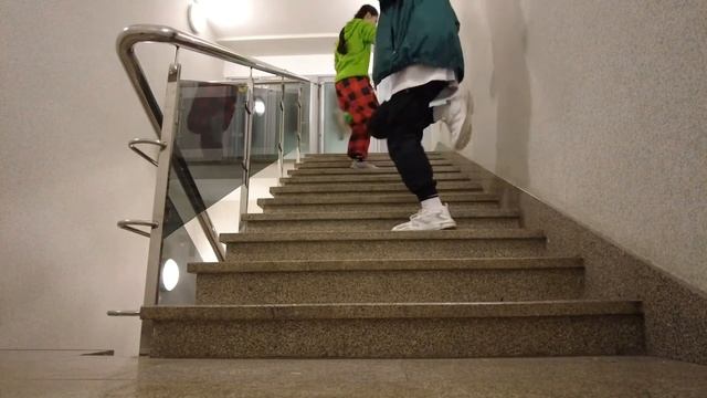 Shuffle на лестнице (Катюша & Vova Legend) смотреть онлайн