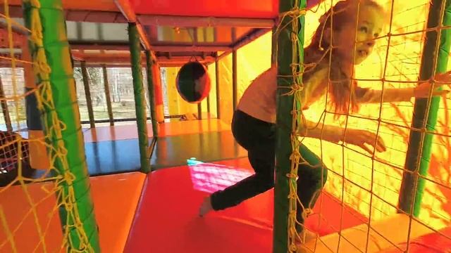 Девочки играют в парке, в лабиринте, прыгают на батуте и на банджо. Видео для детей смотреть онлайн