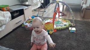 Как сидит малышка в 7 месяцев