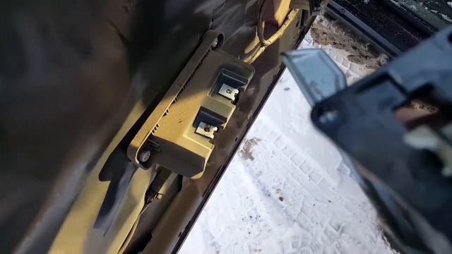 Замена внутренней ручки на передней двери приоры.