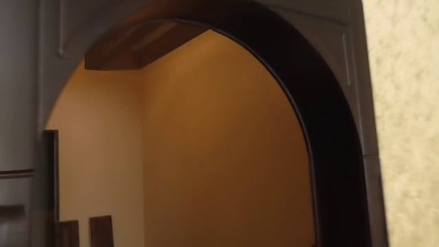 Ниша, деревянные полки со скрытым крепежом.