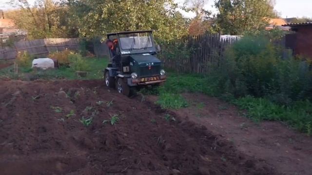 Самодельный минитрактор пашет землю