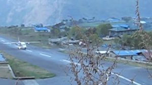 посадка самолёта в Лукле Непал.m4v plane landing in Lukla Nepal